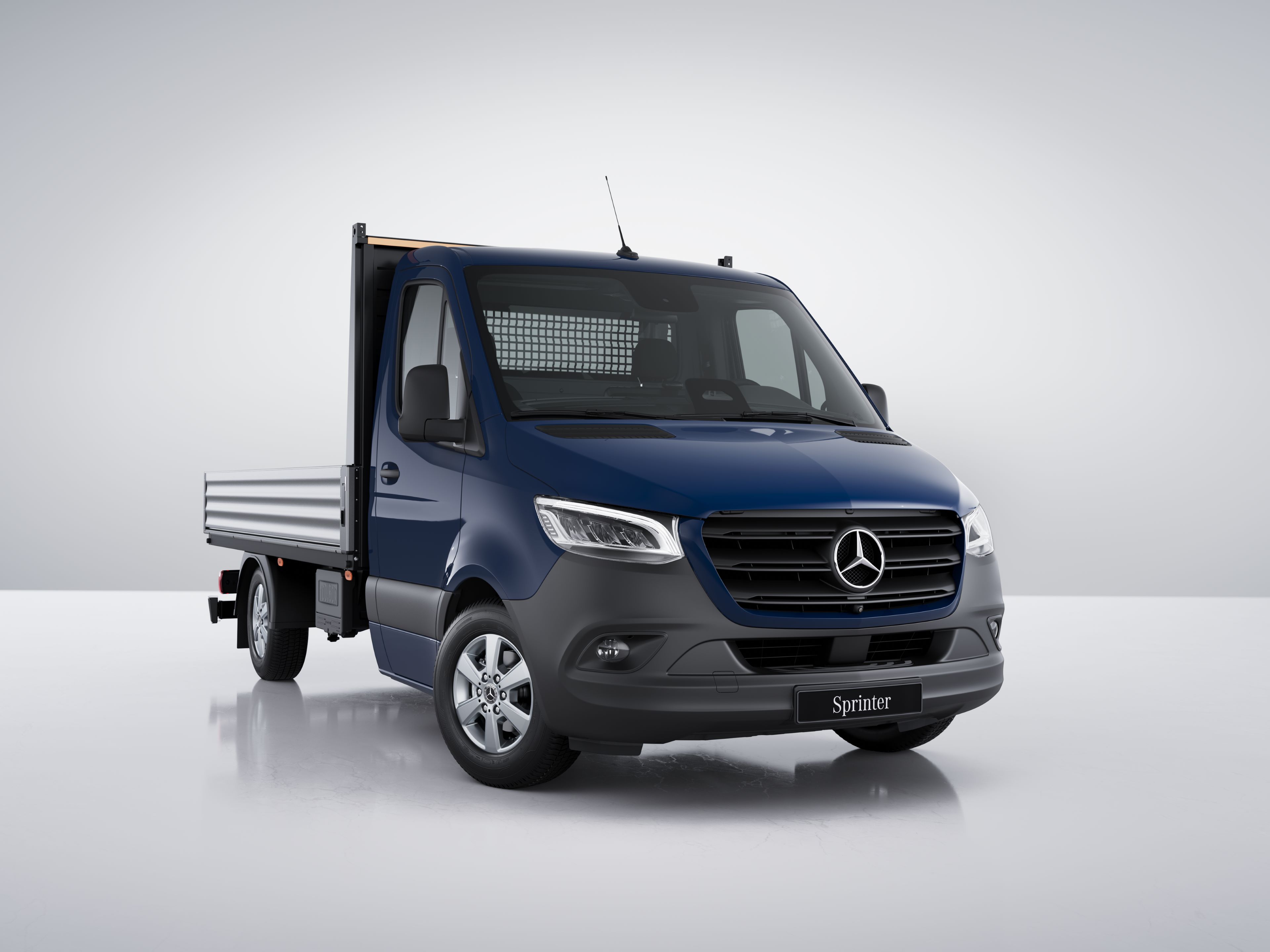 Sprinter Pritschenfahrzeug | Mercedes-Benz Transporter. Das Sprinter Pritschenfahrzeug von Mercedes-Benz in Dunkelblau auf neutralem Grund.