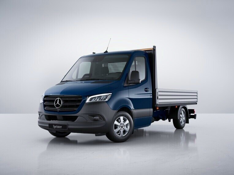 Das dunkelblaue Sprinter Pritschenfahrzeug in einer seitlichen Frontansicht, in einer hellen Studioumgebung.