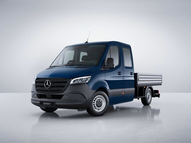 Das Sprinter Pritschenfahrzeug mit der Ausstattungslinie BASE in einer seitlichen Frontansicht, in einer hellen Studioumgebung.