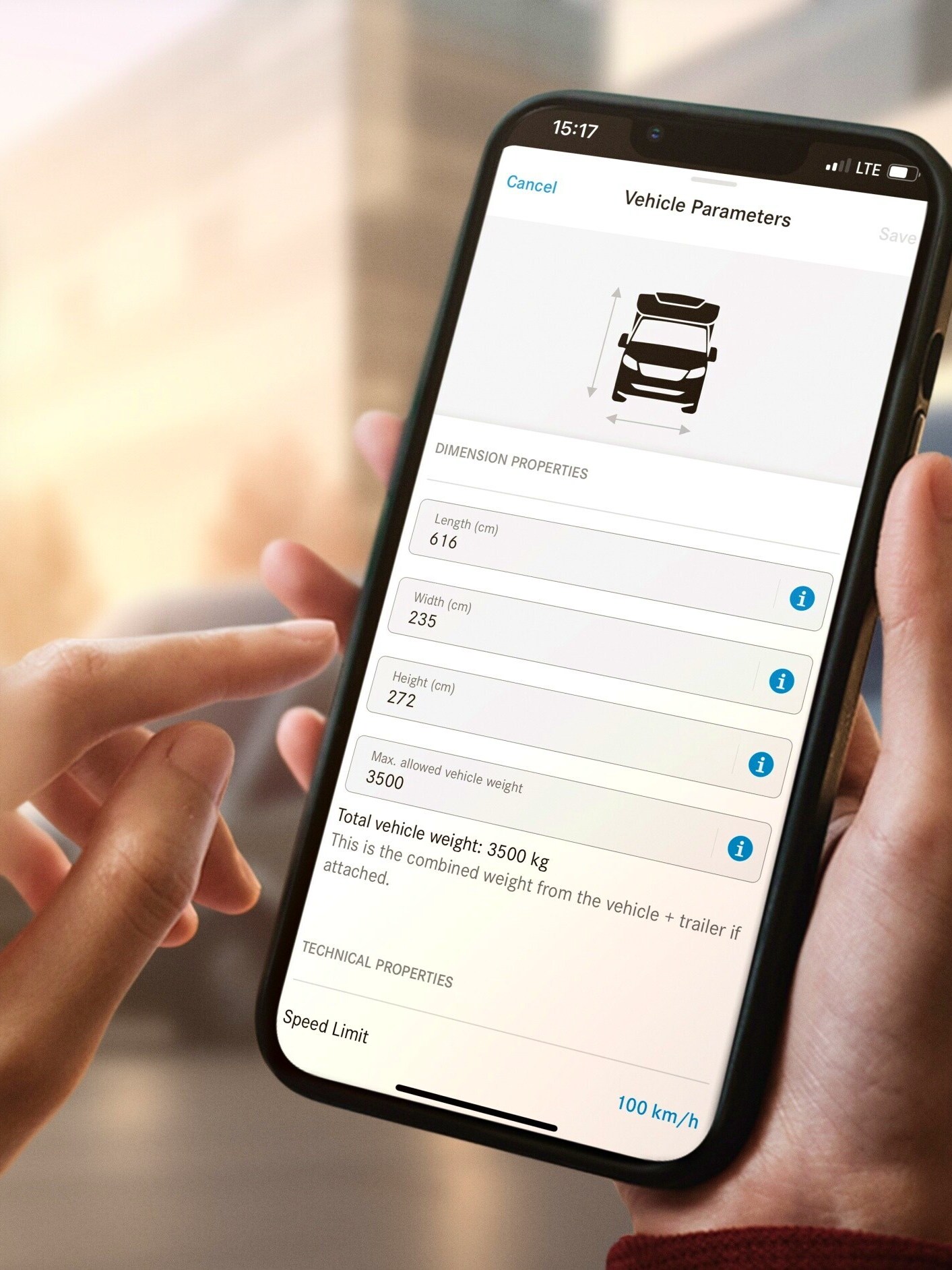Jemand hält ein Handy in der Hand und hat die Digitale Extras App geöffnet, um Fahrzeug Parameter einzugeben.