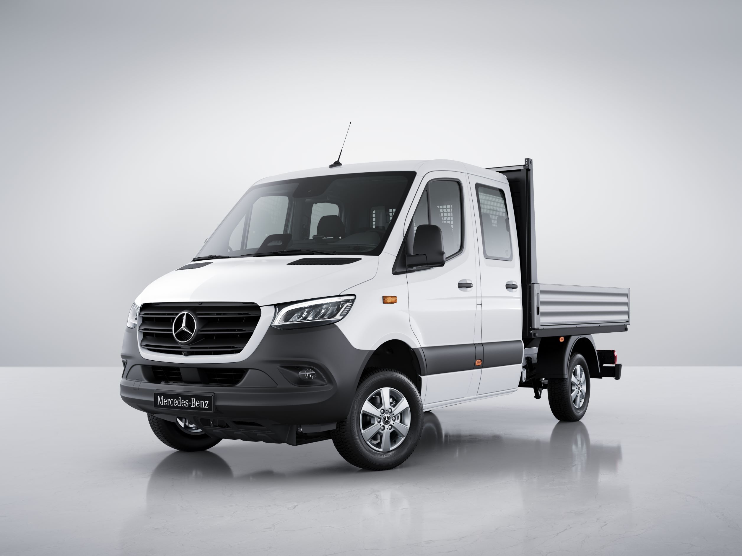 Sprinter Pritschenfahrzeug | Mercedes-Benz Das Sprinter Pritschenfahrzeug von Mercedes-Benz in einer seitlichen Frontansicht, in einer hellen Studioumgebung.