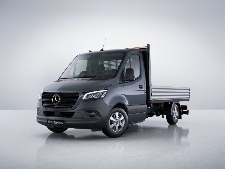 Das Sprinter Pritschenfahrzeug mit der Ausstattungslinie SELECT in einer seitlichen Frontansicht, in einer hellen Studioumgebung.