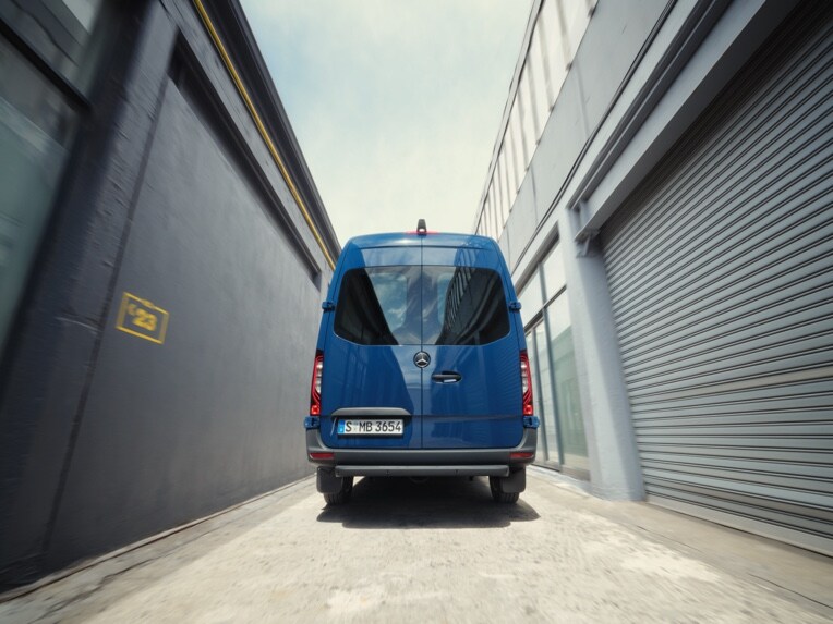 Der Mercedes-Benz Sprinter Kastenwagen im Einsatz auf einem Industriegelände.