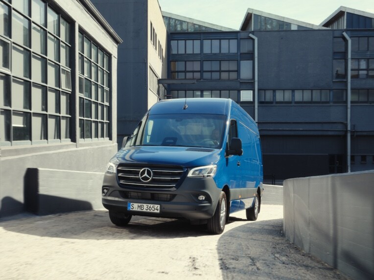 Der Mercedes-Benz Sprinter Kastenwagen fährt auf einem Industriegelände.