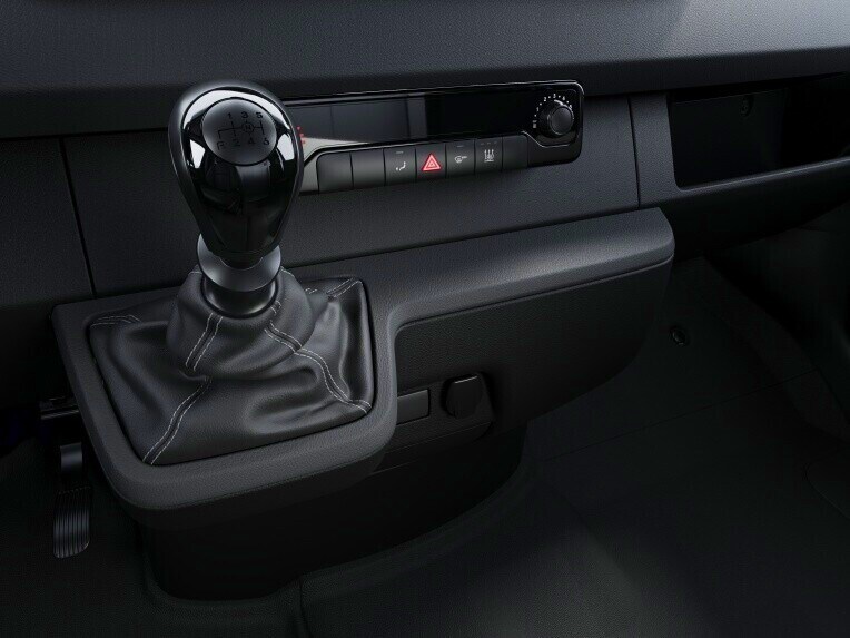 Der Schalthebel für das 6-Gang-Schaltgetriebe im Mercedes-Benz Sprinter Kastenwagen.