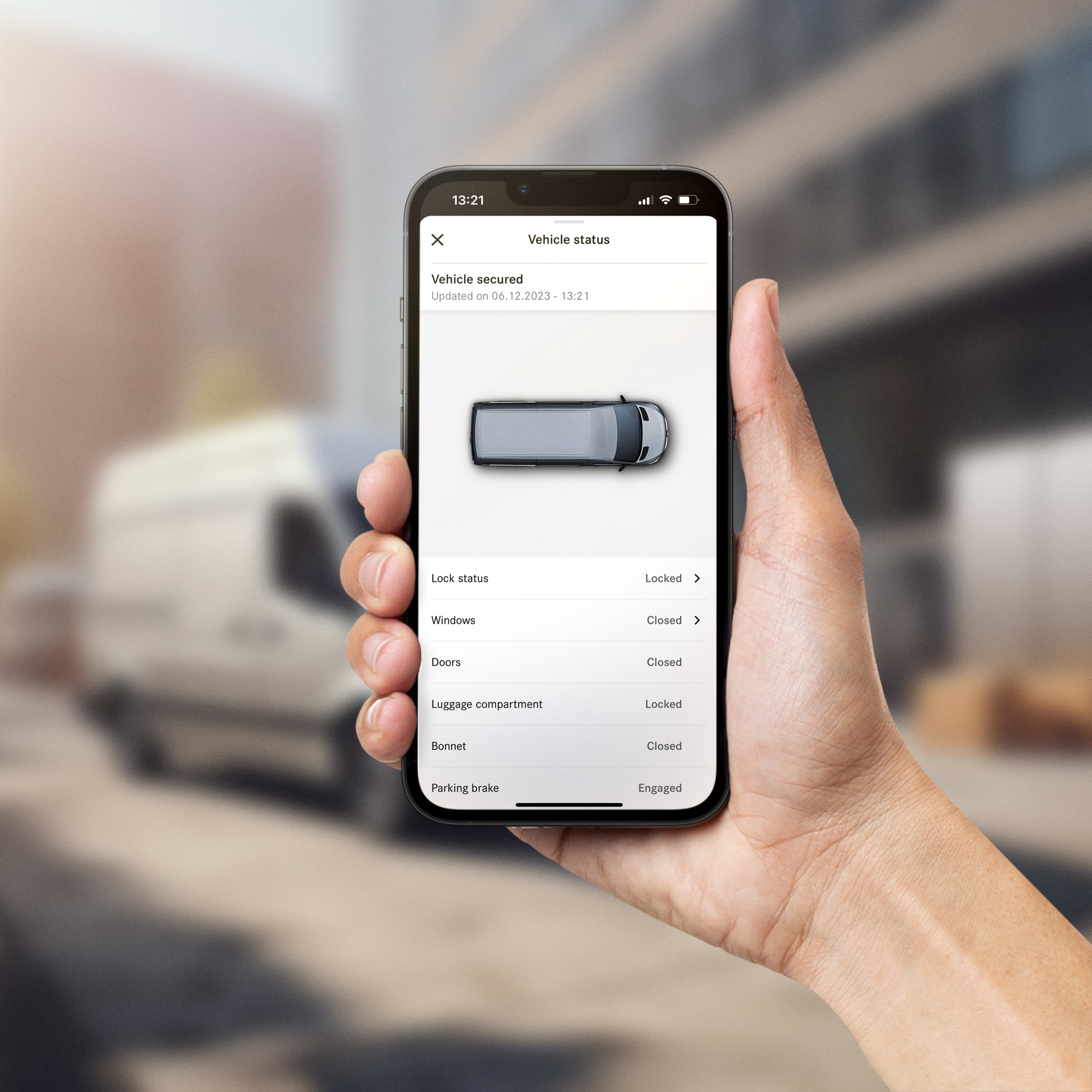 Digitale Extras | Sprinter Kastenwagen | Mercedes-Benz Jemand hält ein Handy in der Hand und hat die Digitale Extras App geöffnet, um Fahrzeug Parameter anzuschauen.
