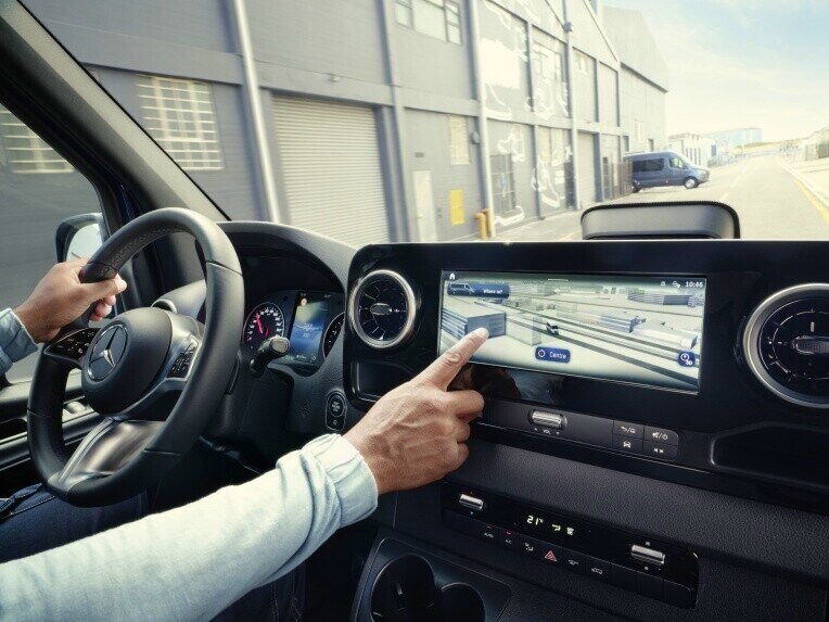 Die Navigation im MBUX Multimediasystem des Mercedes-Benz Sprinter Kastenwagens.