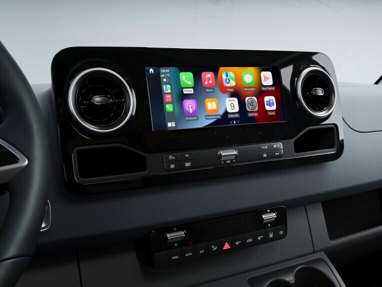 Die Bildschirmansicht der Smartphone Integration im Mercedes-Benz Sprinter Kastenwagen.