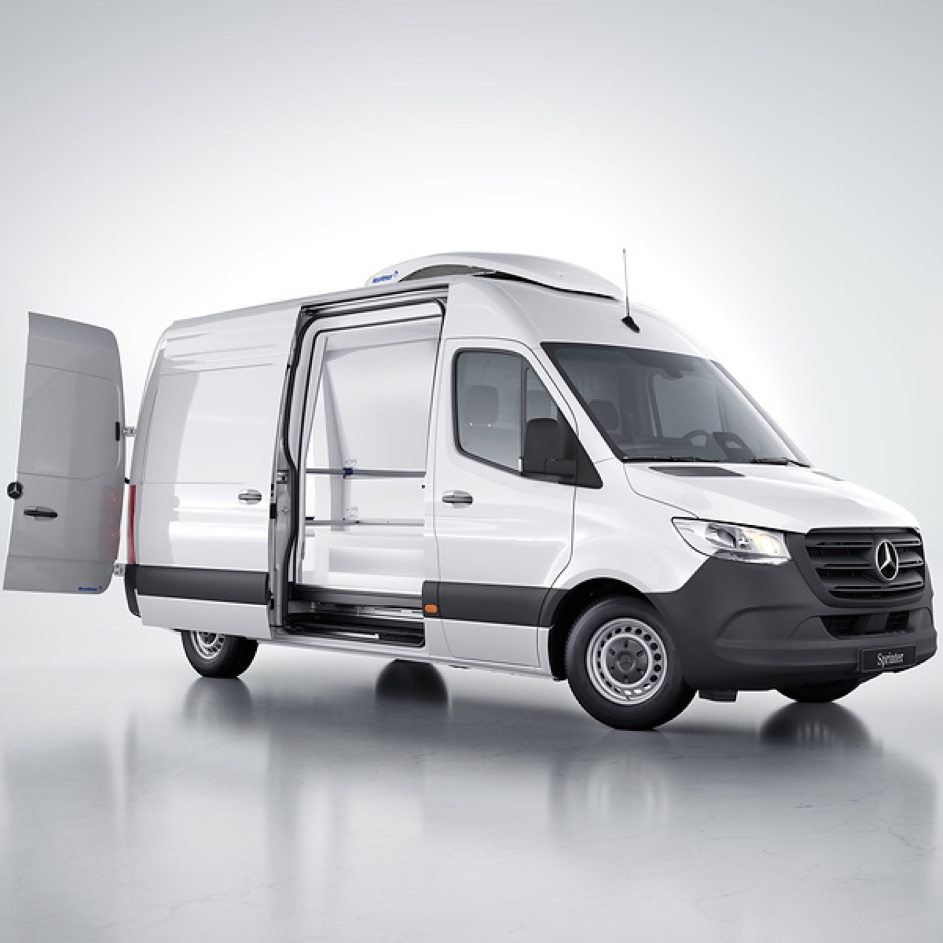 VanSolution | Sprinter Kastenwagen | Mercedes-Benz Eine Seitenansicht des Mercedes-Benz Sprinter Kastenwagen mit geöffneter Seiten- und Hecktür in einer hellen Studioumgebung.