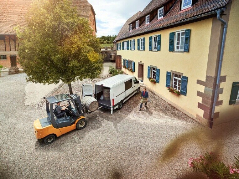 Ein Mercedes-Benz Sprinter Kastenwagen wird beladen.