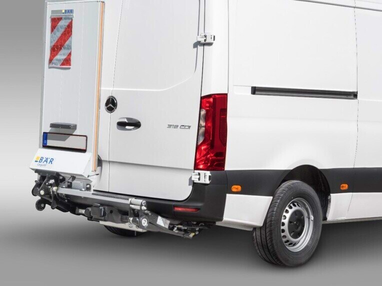 Mit dem VanLift kann bis zu 600 kg schwere Fracht bequem und punktgenau direkt in den Laderaum gefahren werden.