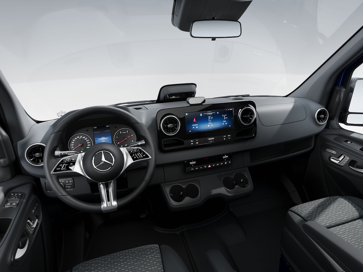 Der Fahrerraum des Mercedes-Benz Sprinter Kastenwagens mit schwarzer Ausstattung.