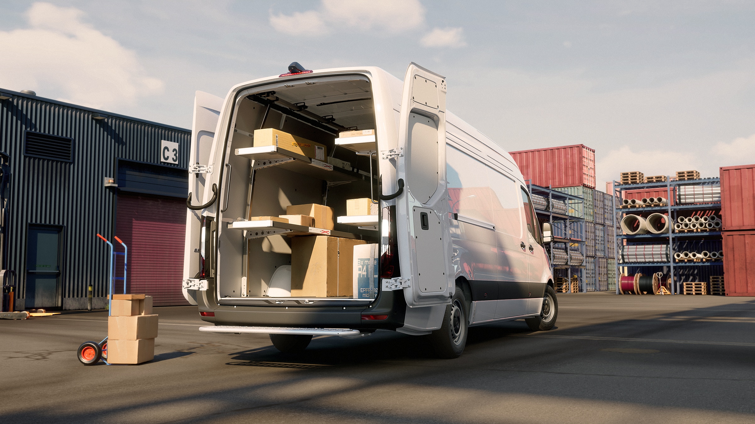 Alle Sprinter-Modelle | Mercedes-Benz Transporter Mercedes‑Benz Sprinter mit steht mit offenenen Hecktüren und durchdachtem Regal- und Ladesystem auf einem Lagerhof.