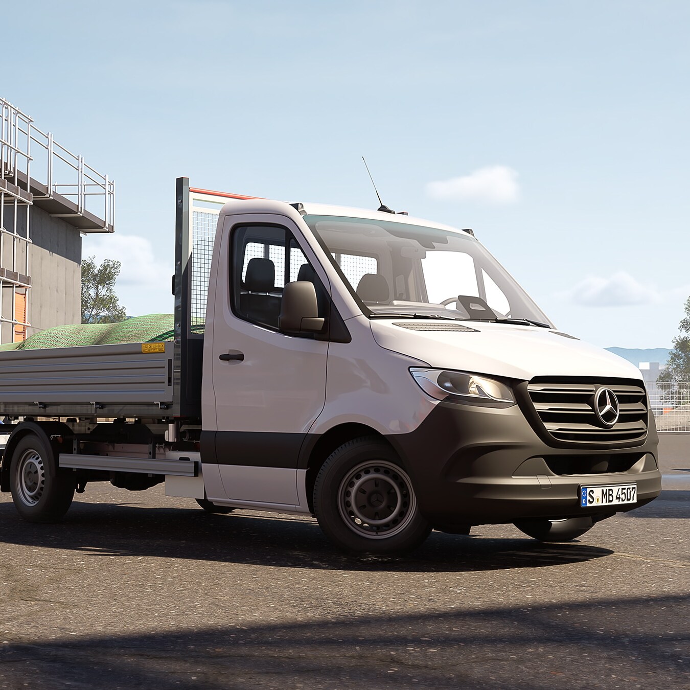 Ein weißer Mercedes-Benz Sprinter Pritschenwagen geparkt vor einer Baustelle mit Gerüst und Baukränen im Hintergrund.