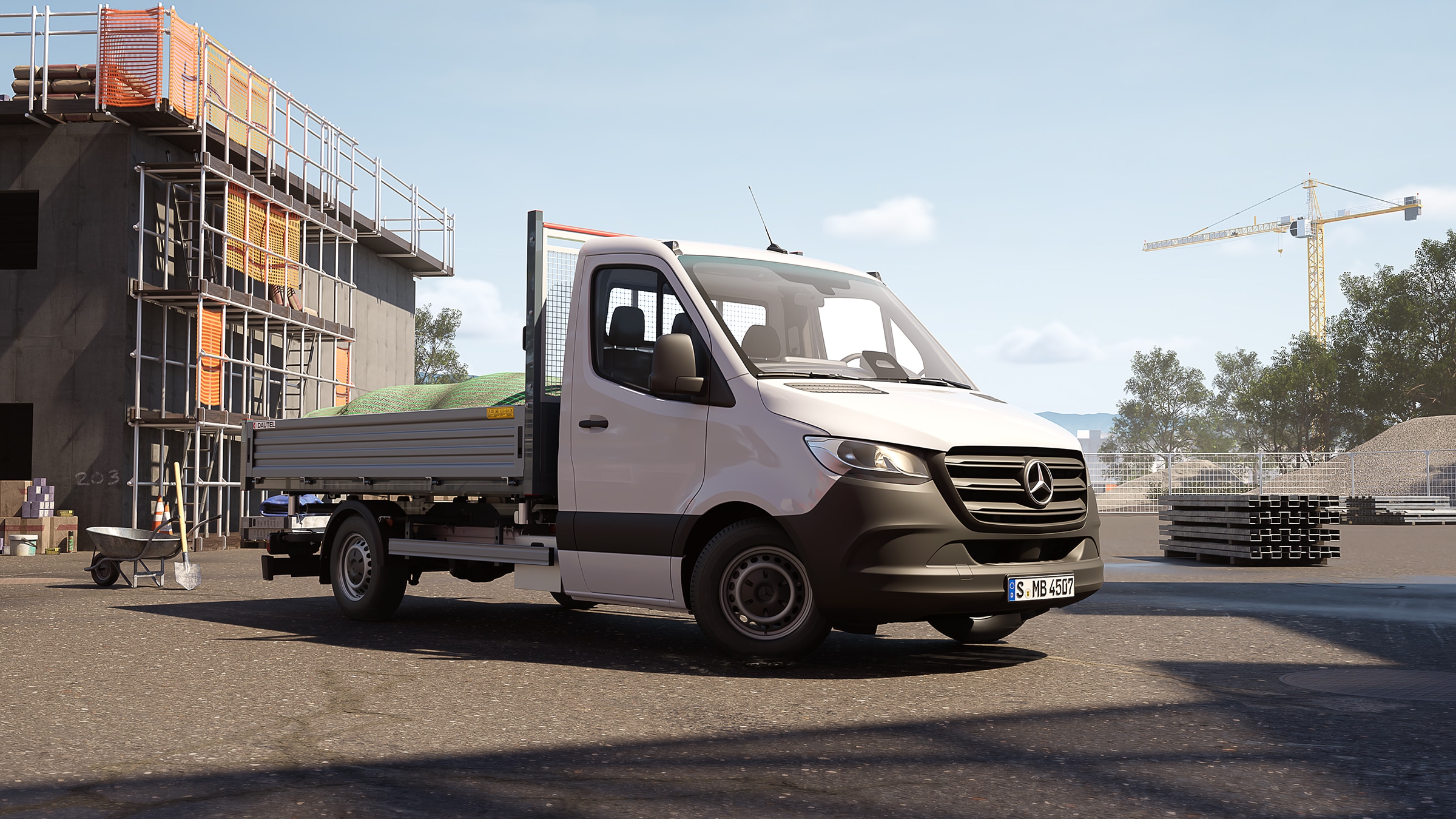 Alle Sprinter-Modelle | Mercedes-Benz Transporter Ein weißer Mercedes-Benz Sprinter Pritschenwagen geparkt vor einer Baustelle mit Gerüst und Baukränen im Hintergrund.