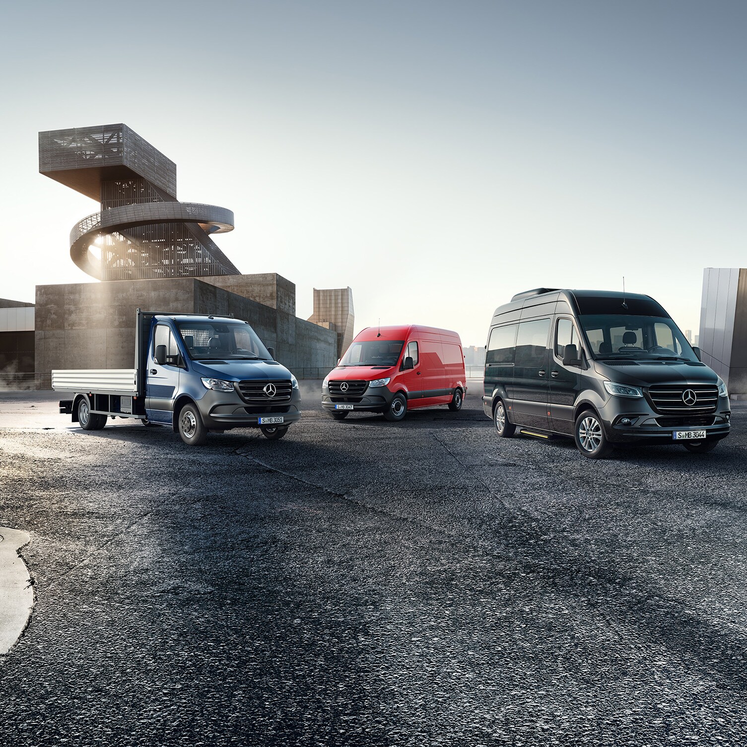 Die Sprinter-Transporterreihe von Mercedes-Benz in urbaner Umgebung mit futuristischer Architektur.