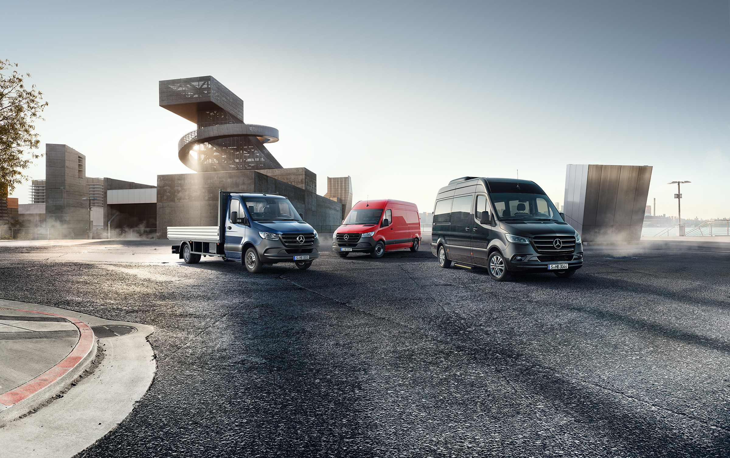Alle Sprinter-Modelle | Mercedes-Benz Transporter Die Sprinter-Transporterreihe von Mercedes-Benz in urbaner Umgebung mit futuristischer Architektur.
