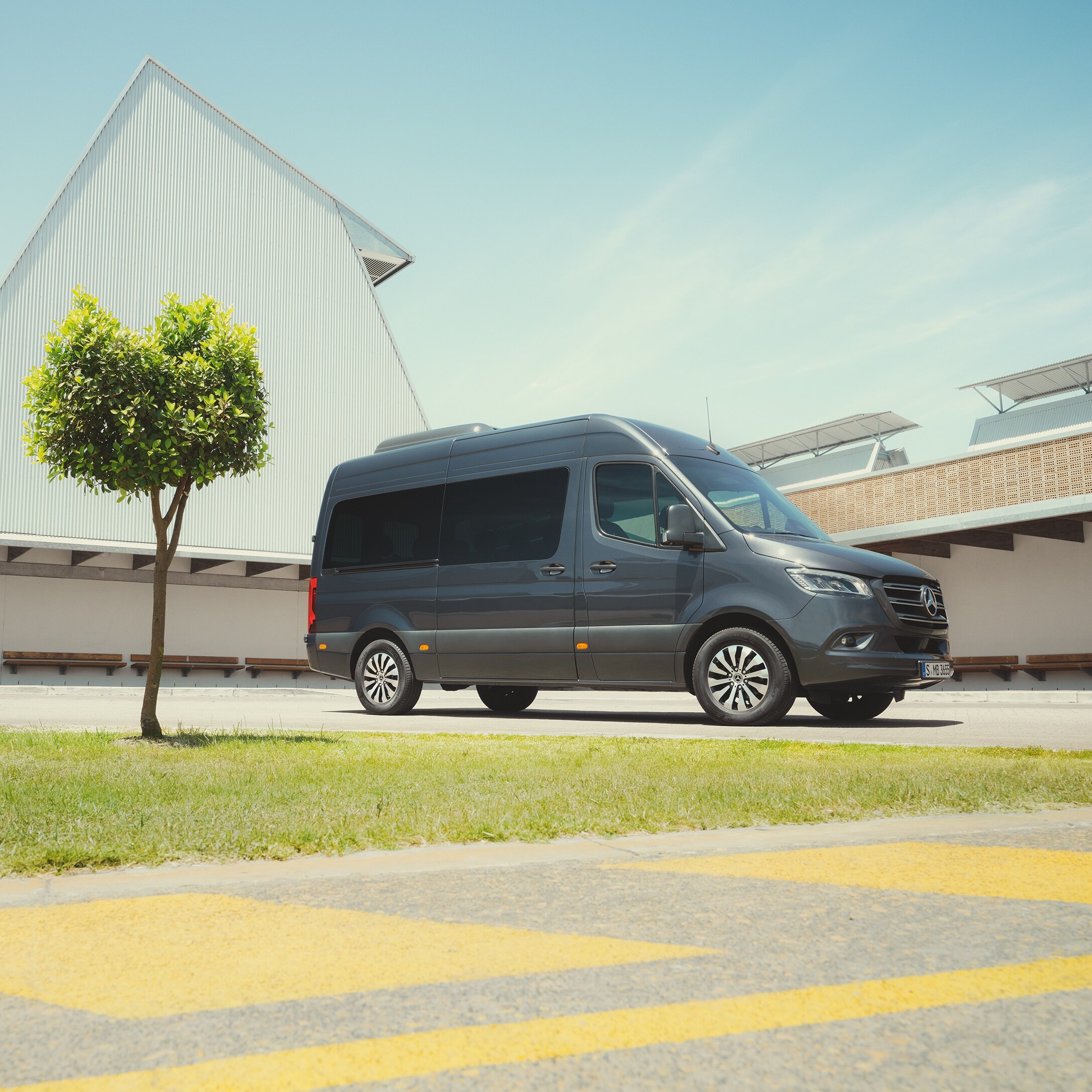Mercedes‑Benz Sprinter Tourer in städtischer Umgebung – ein Beispiel für gehobenen Personentransport