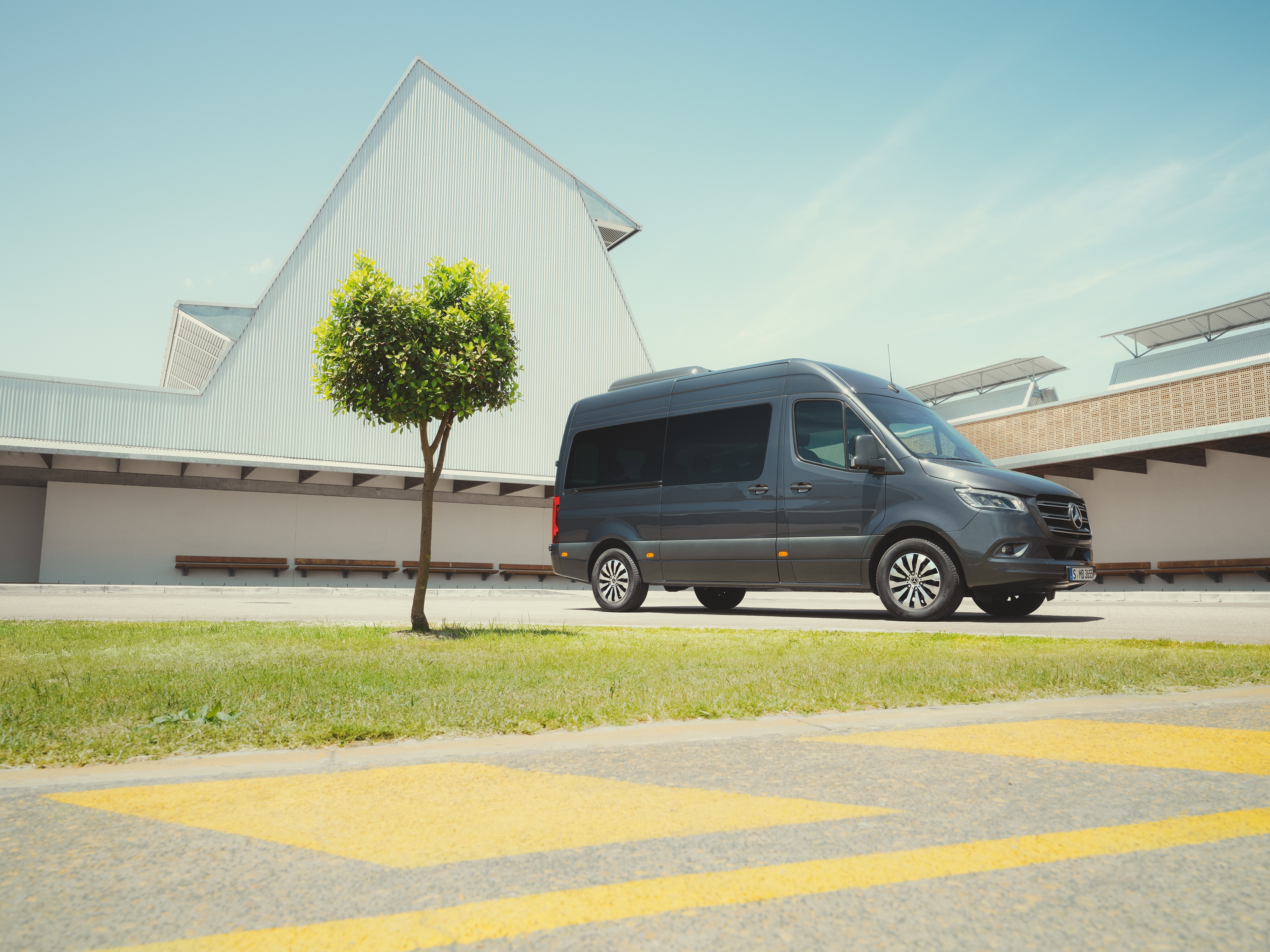 Alle Sprinter-Modelle | Mercedes-Benz Transporter Mercedes‑Benz Sprinter Tourer in städtischer Umgebung – ein Beispiel für gehobenen Personentransport