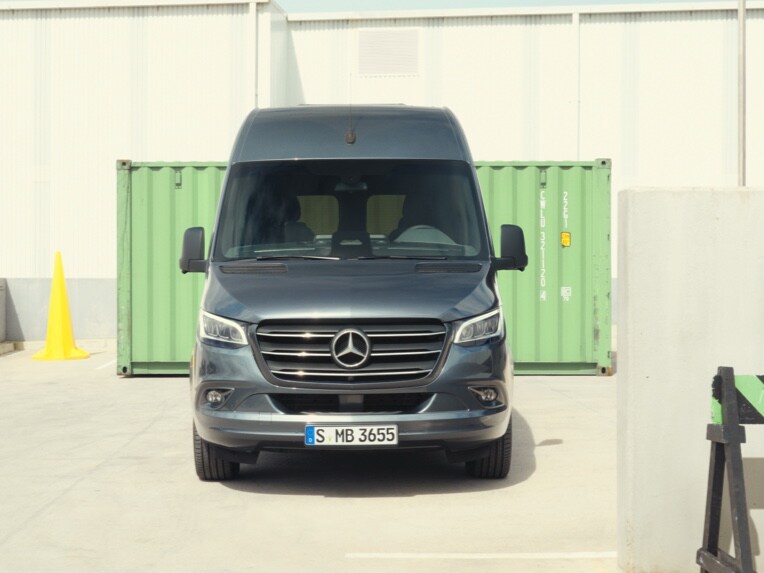 Ein Mercedes-Benz Sprinter Tourer parkt auf einem Industriegelände.