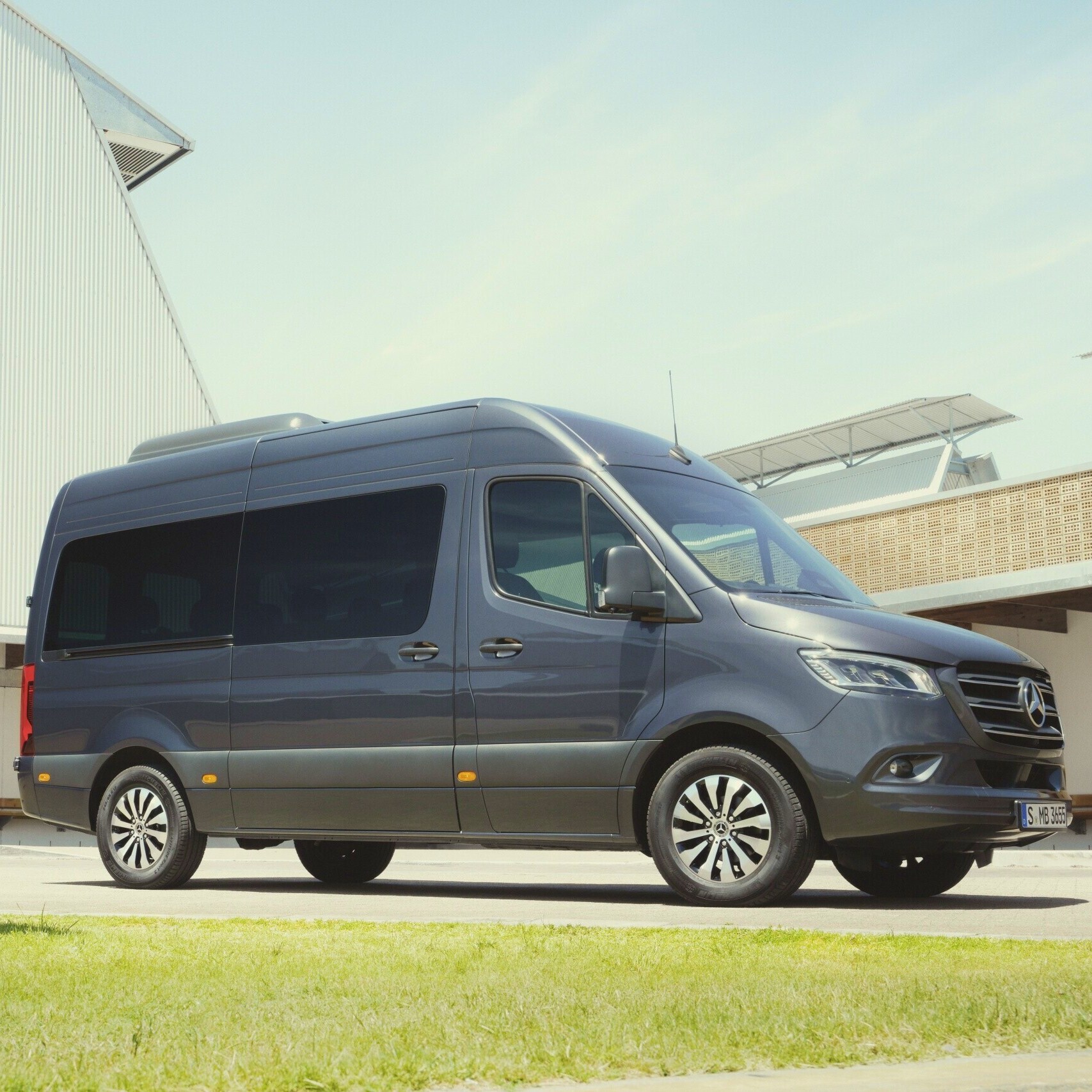 Der Sprinter Tourer von Mercedes-Benz neben einer Grünfläche.