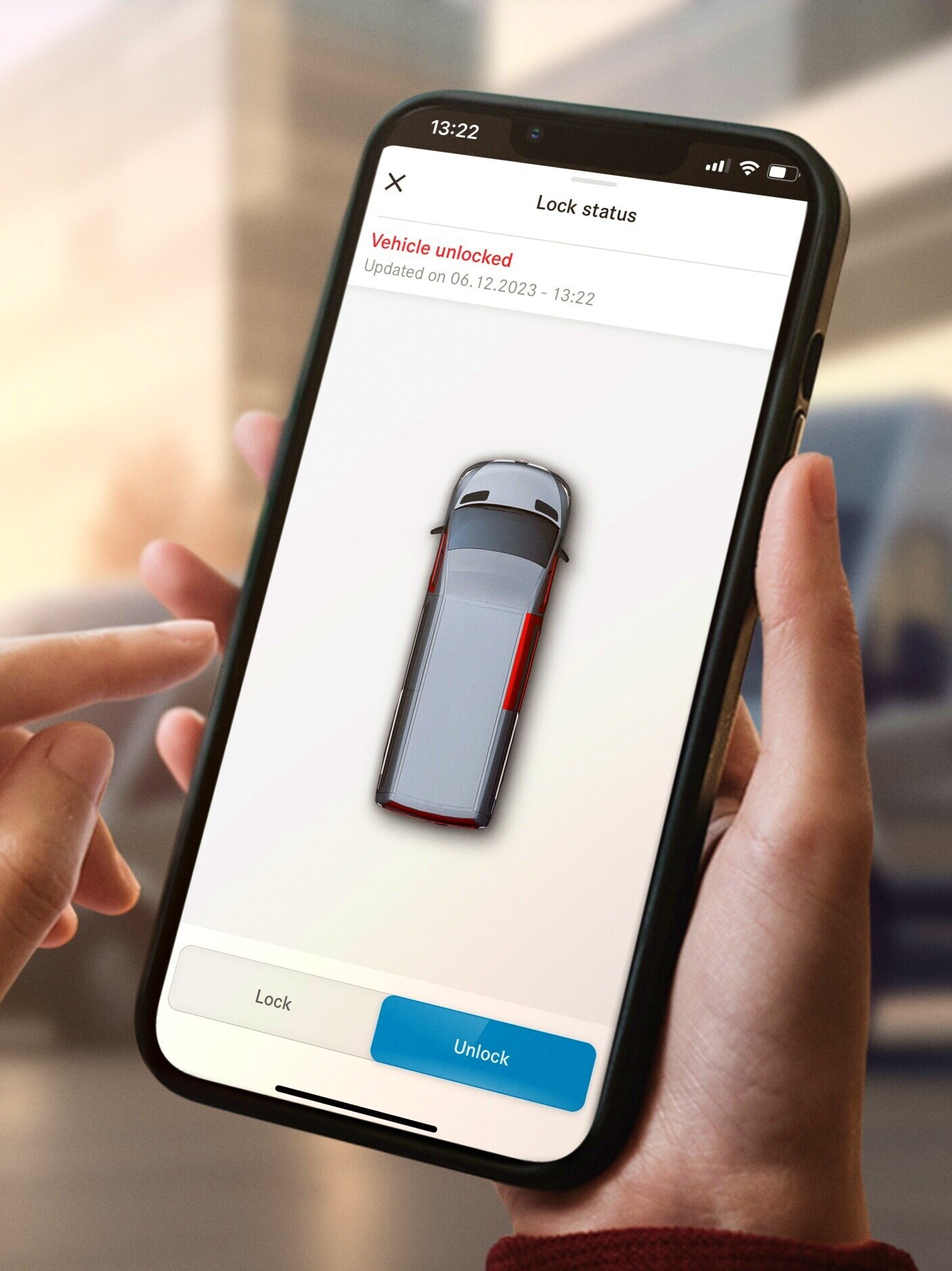 Jemand hält ein Handy in der Hand und hat die Digitale Extras App geöffnet, um Fahrzeug Parameter anzuschauen.