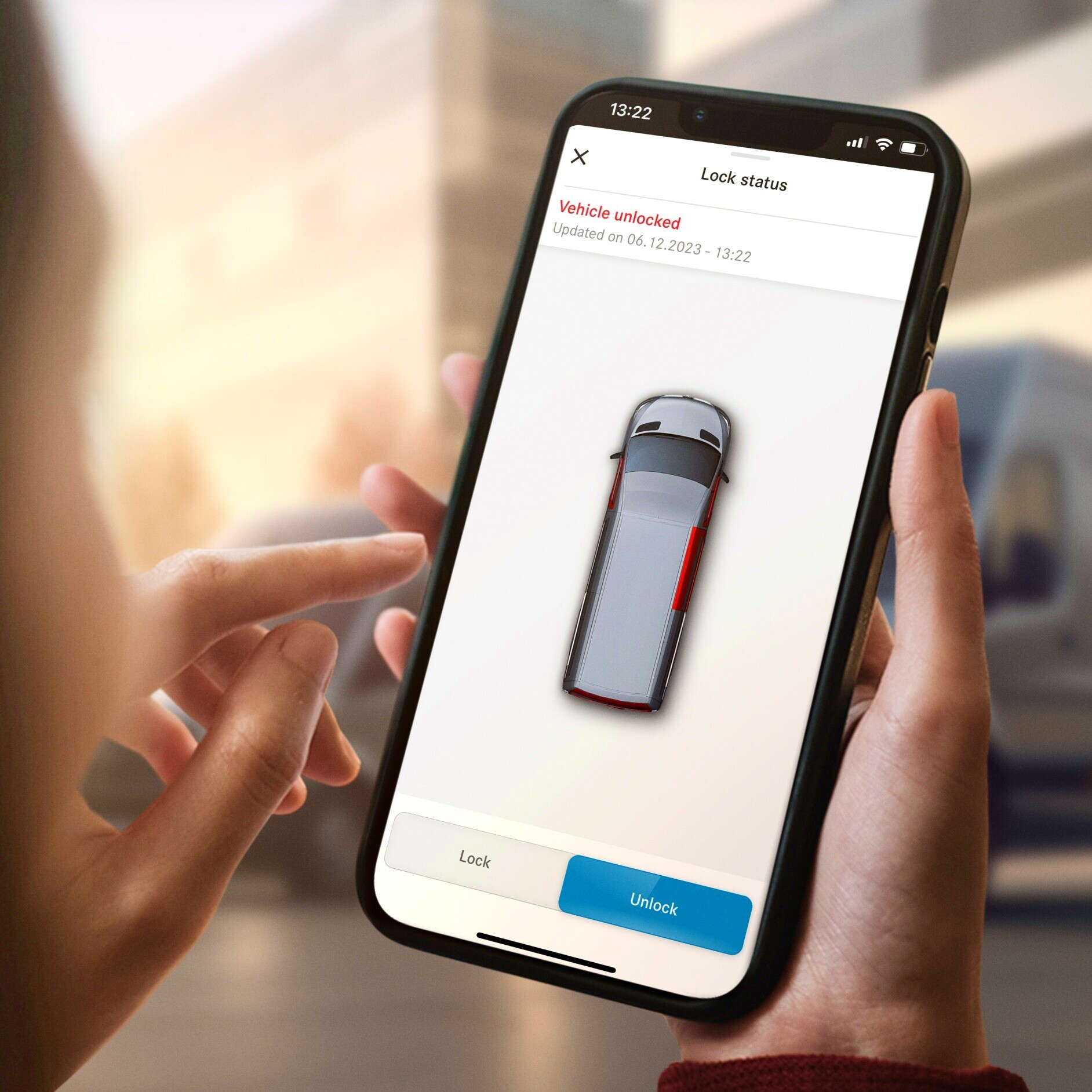 Digitale Extras | Sprinter Tourer | Mercedes-Benz Jemand hält ein Handy in der Hand und hat die Digitale Extras App geöffnet, um Fahrzeug Parameter anzuschauen.