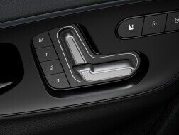 Die Bedienelemente für den elektrisch verstellbaren Fahrersitz im Mercedes-Benz Sprinter Tourer.