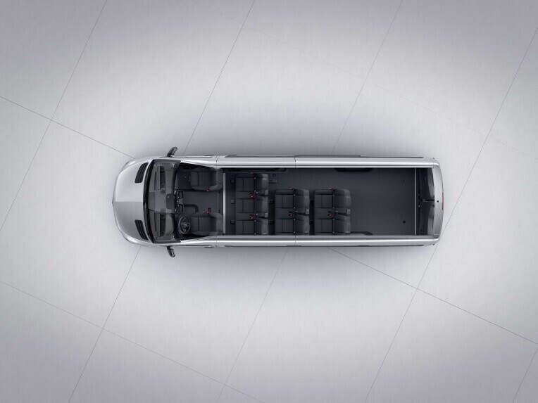 Der Sprinter Tourer Lang mit Bestuhlung 3er-Sitzbank Komfort 1. Reihe, schmal, 2er-Sitzbank Komfort in der 2. Reihe, 2er-Sitzbank Komfort in der 3. Reihe.