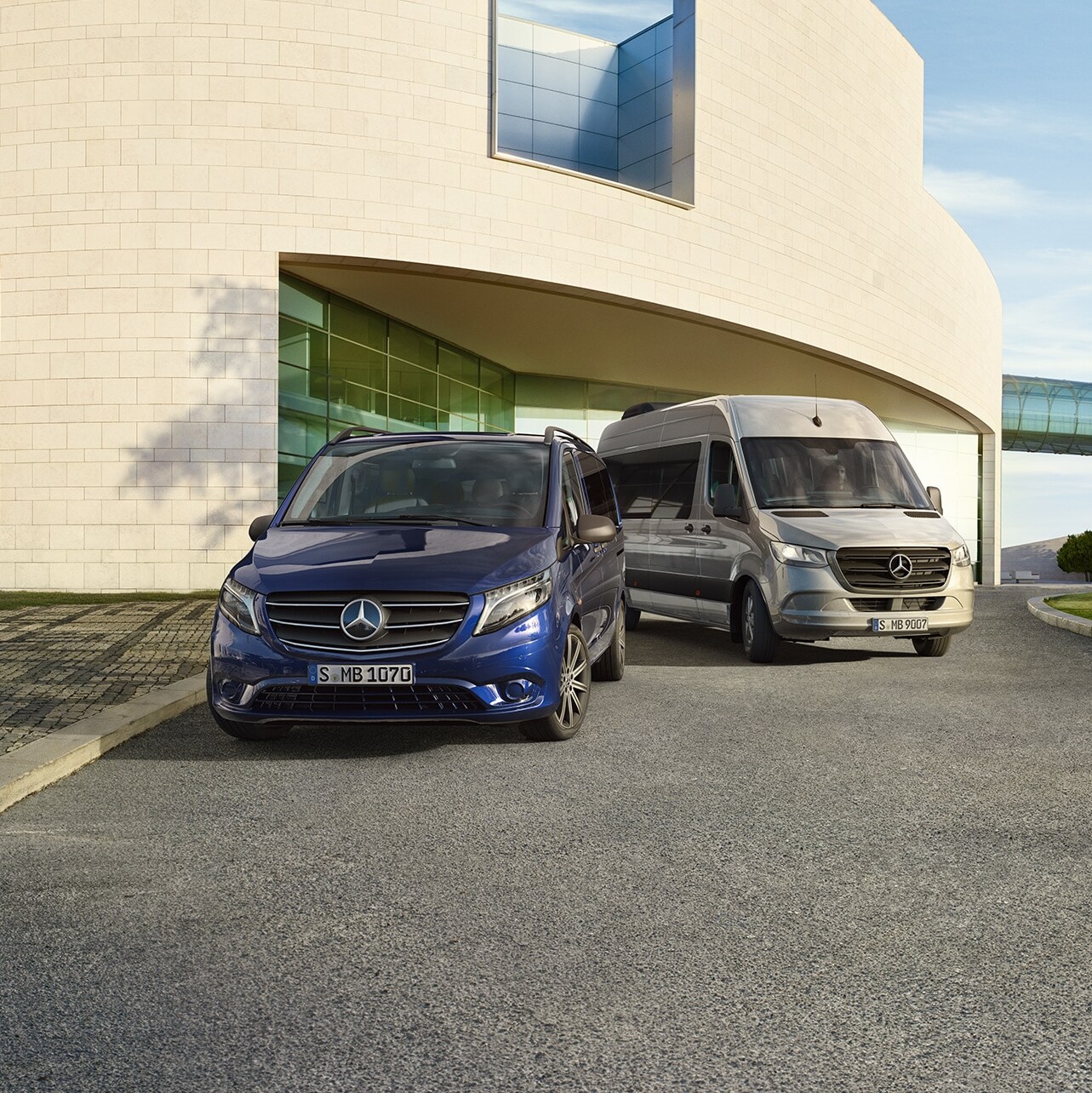 Der Mercedes-Benz Vito Tourer und Sprinter Tourer vor einem modernen Haus.