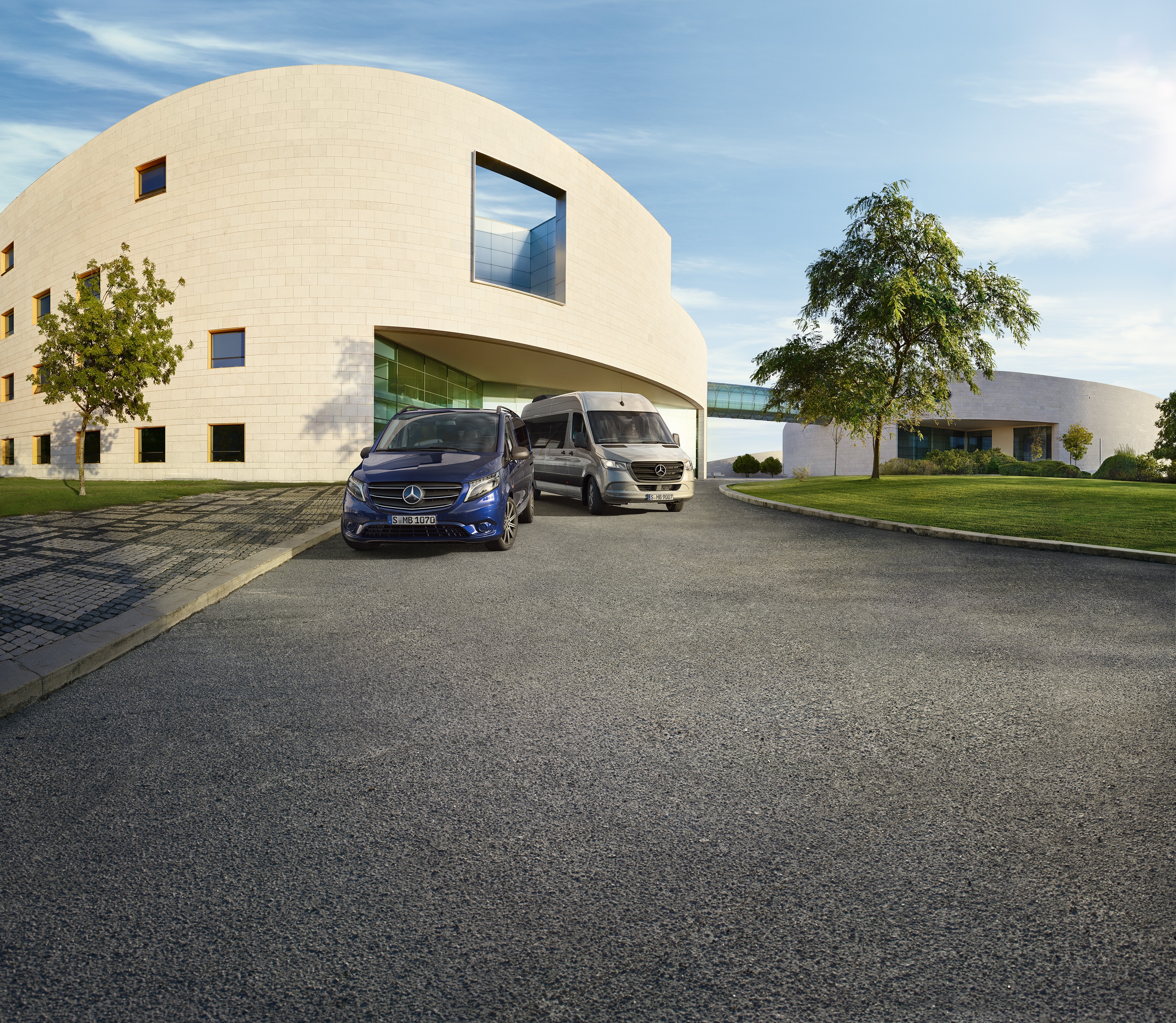 Vito Tourer und Sprinter Tourer | Mercedes-Benz Der Mercedes-Benz Vito Tourer und Sprinter Tourer vor einem modernen Haus.