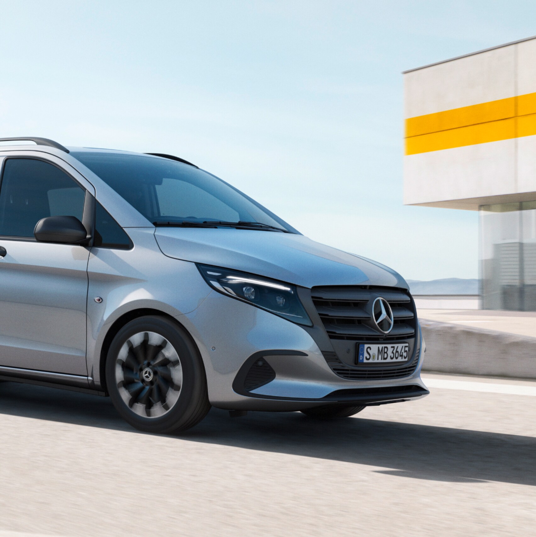 Der Mercedes-Benz Vito Mixto auf dem Dach eines Parkhauses.
