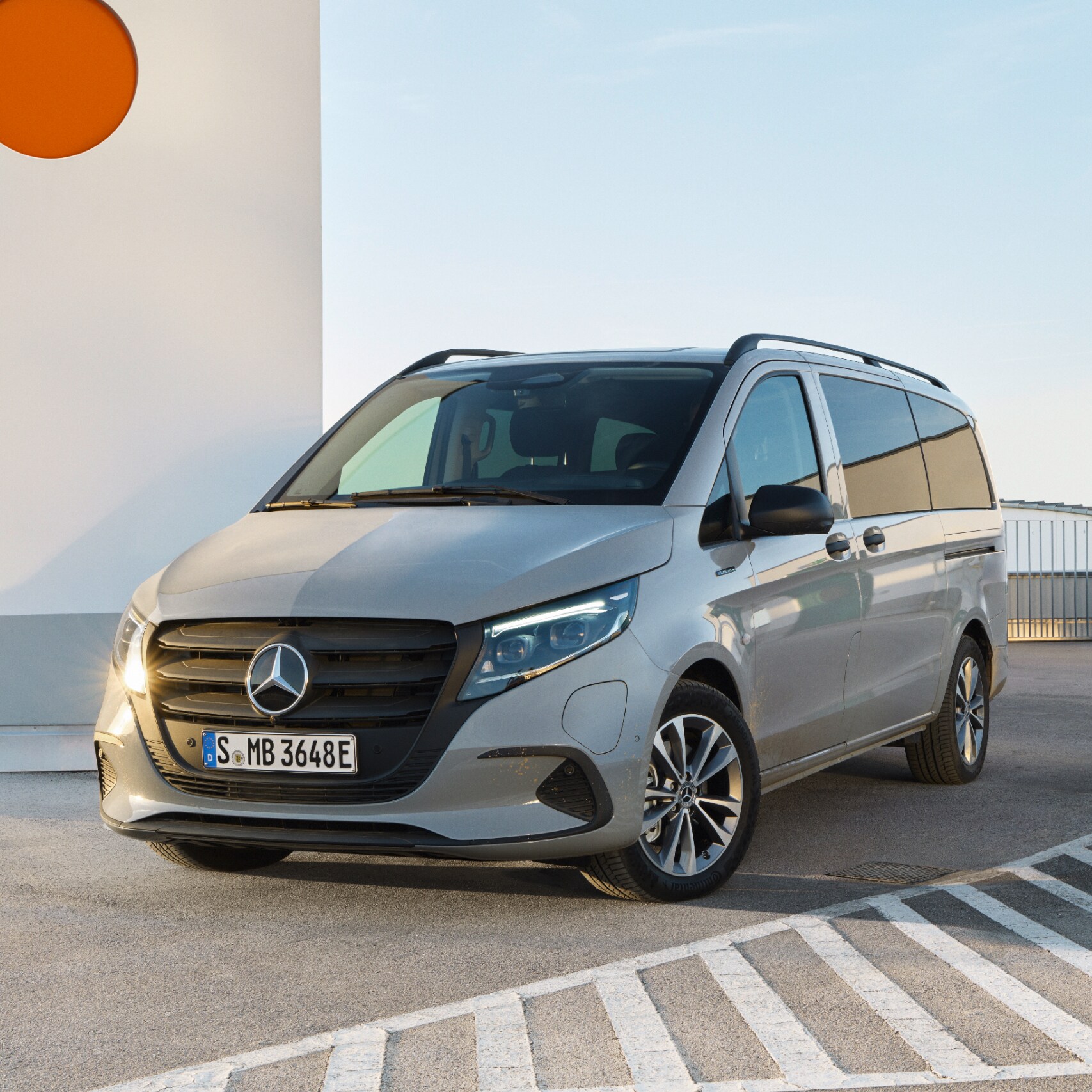 Der Mercedes-Benz eVito Tourer auf dem Dach eines Parkhauses.