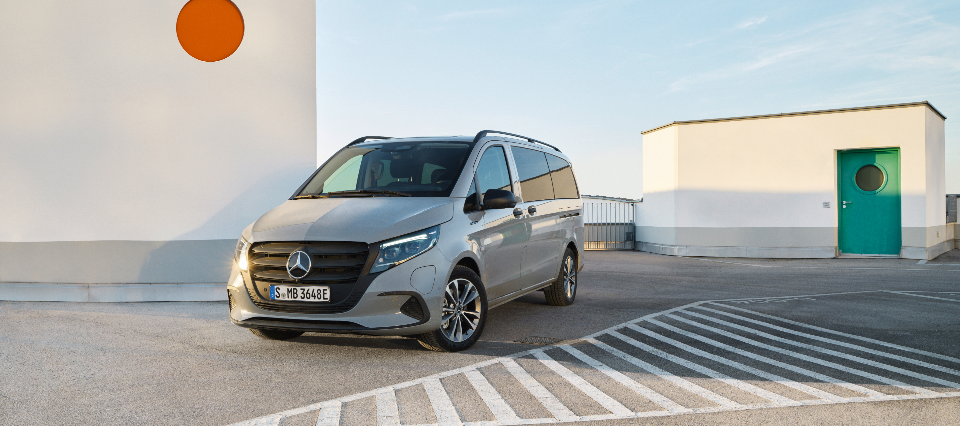 Fahrzeugvergleich | eVito Tourer | Mercedes-Benz Der Mercedes-Benz eVito Tourer auf dem Dach eines Parkhauses.