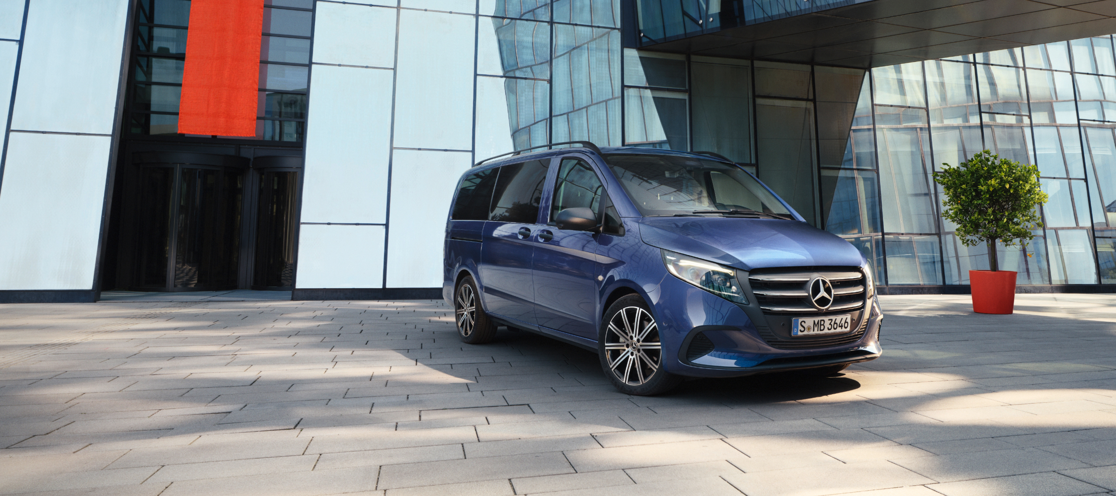 Fahrzeugvergleich | Vito Tourer | Mercedes-Benz Der Mercedes-Benz Vito Tourer vor einem Bürogebäude.