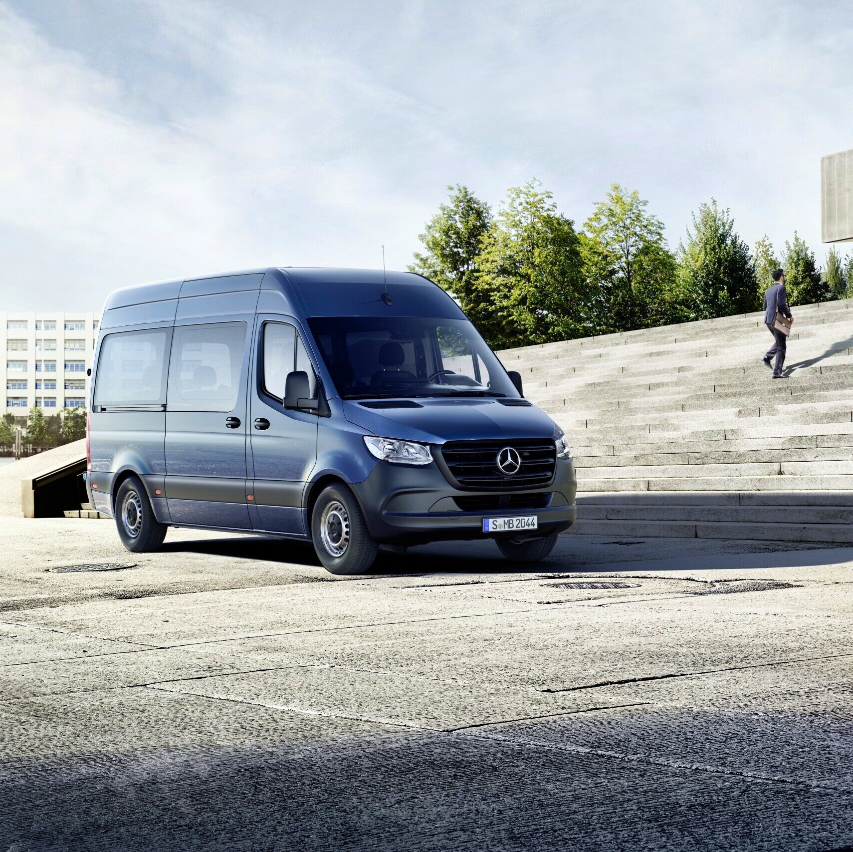Der Mercedes-Benz Sprinter Tourer vor einem Gebäude.