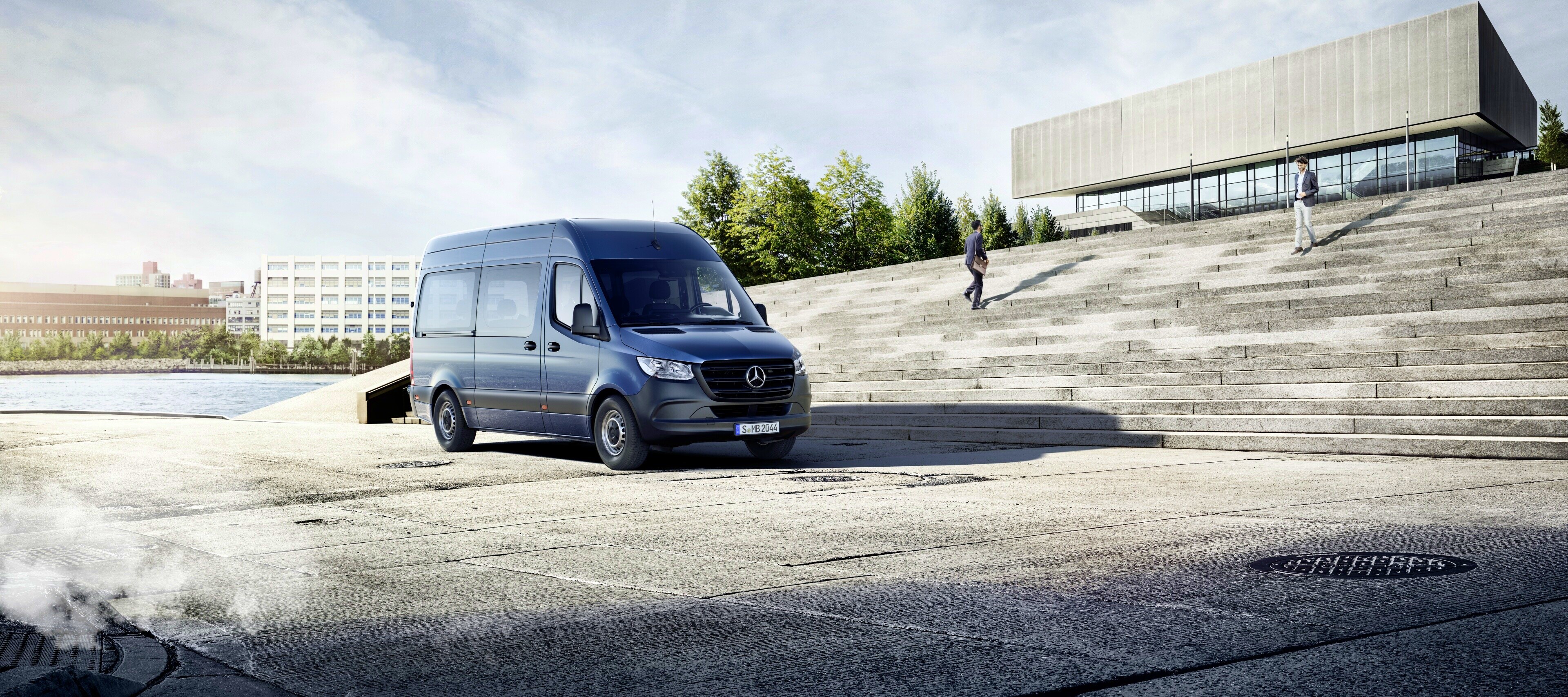 Fahrzeugvergleich | Sprinter Tourer | Mercedes-Benz Der Mercedes-Benz Sprinter Tourer vor einem Gebäude.