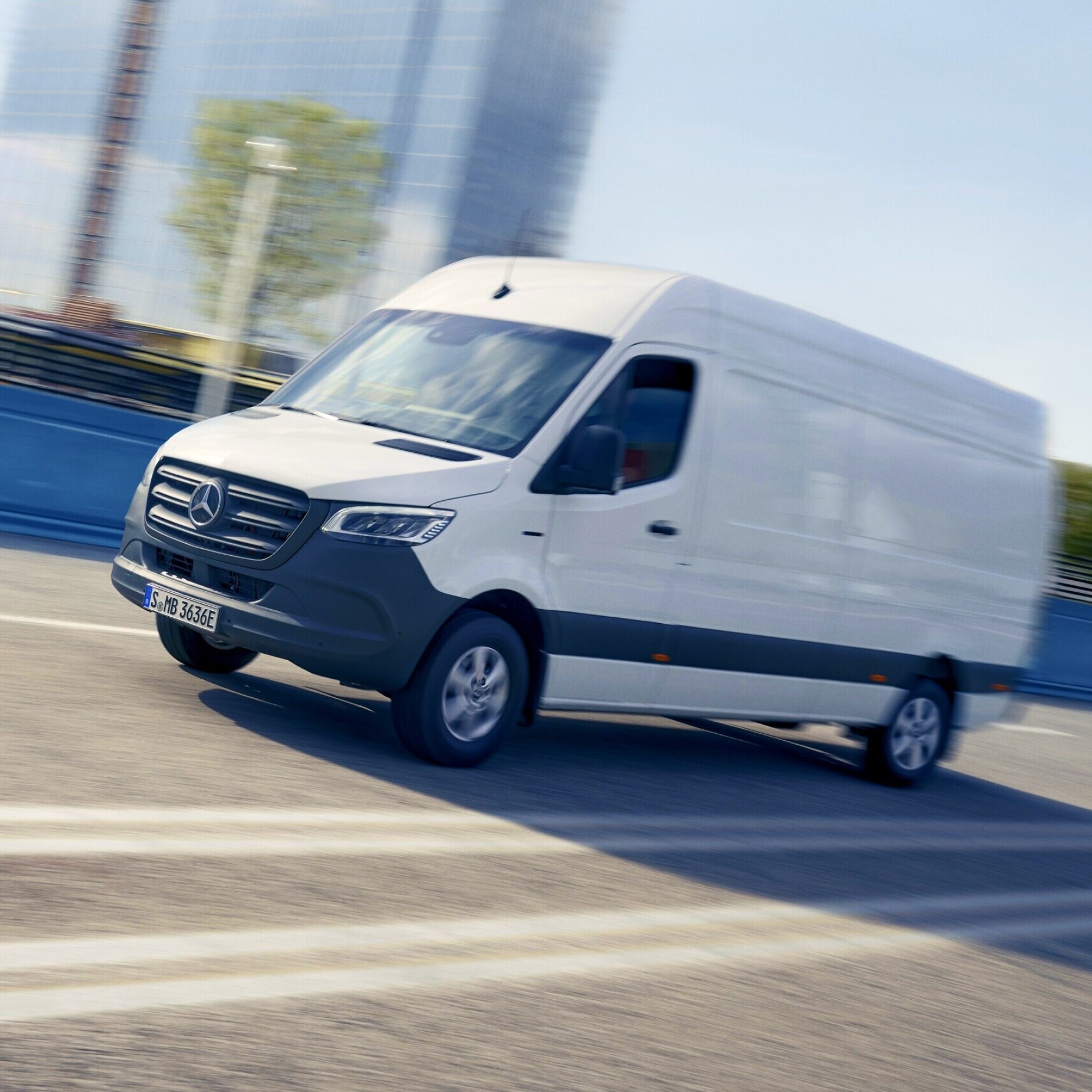 Der Mercedes-Benz eSprinter Kastenwagen in der Innenstadt.