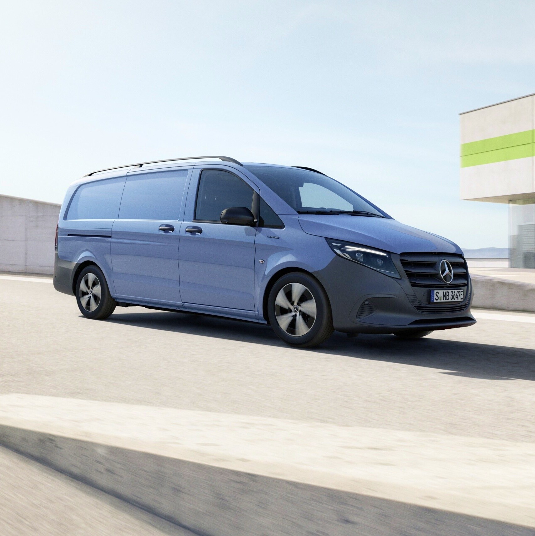 Der Mercedes-Benz eVito Kastenwagen auf dem Dach eines Parkhauses.