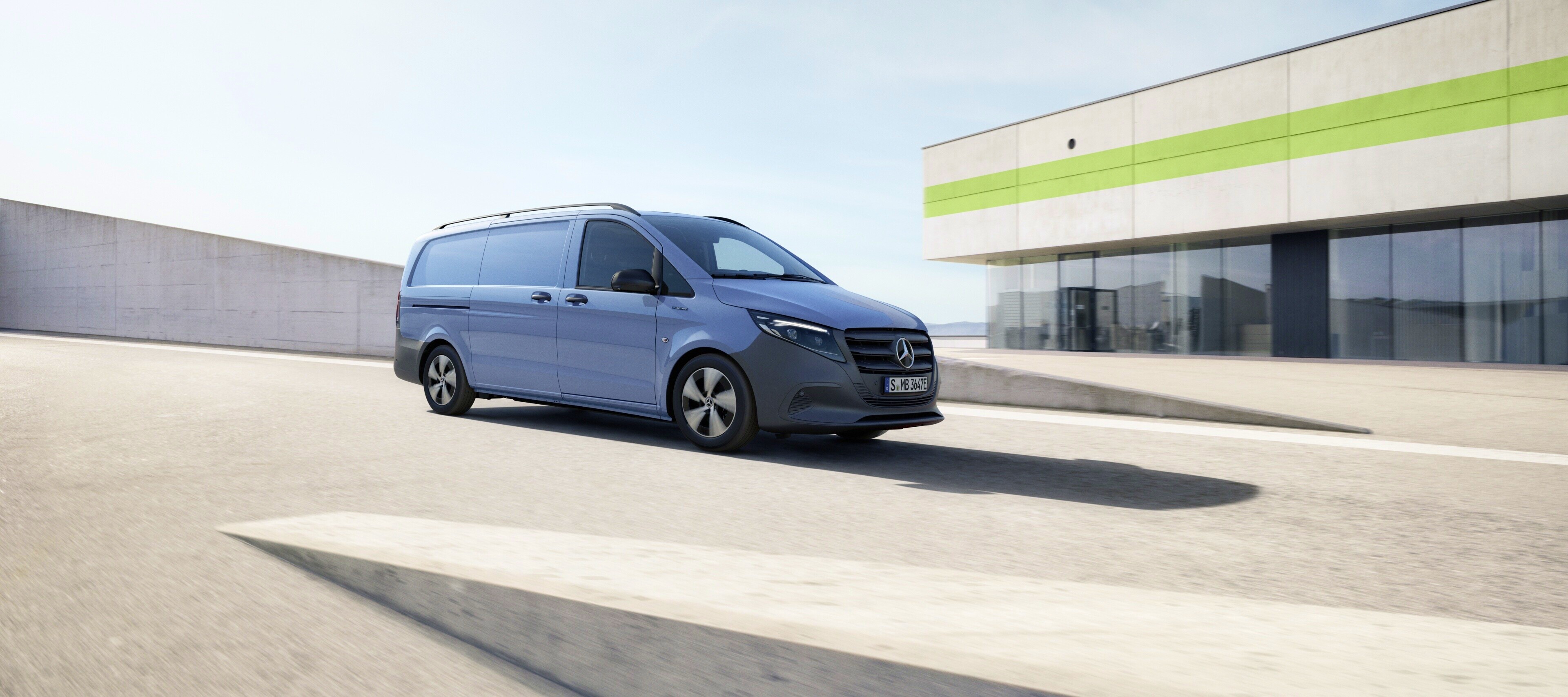 Fahrzeugvergleich | eVito Kastenwagen | Mercedes-Benz Der Mercedes-Benz eVito Kastenwagen auf dem Dach eines Parkhauses.