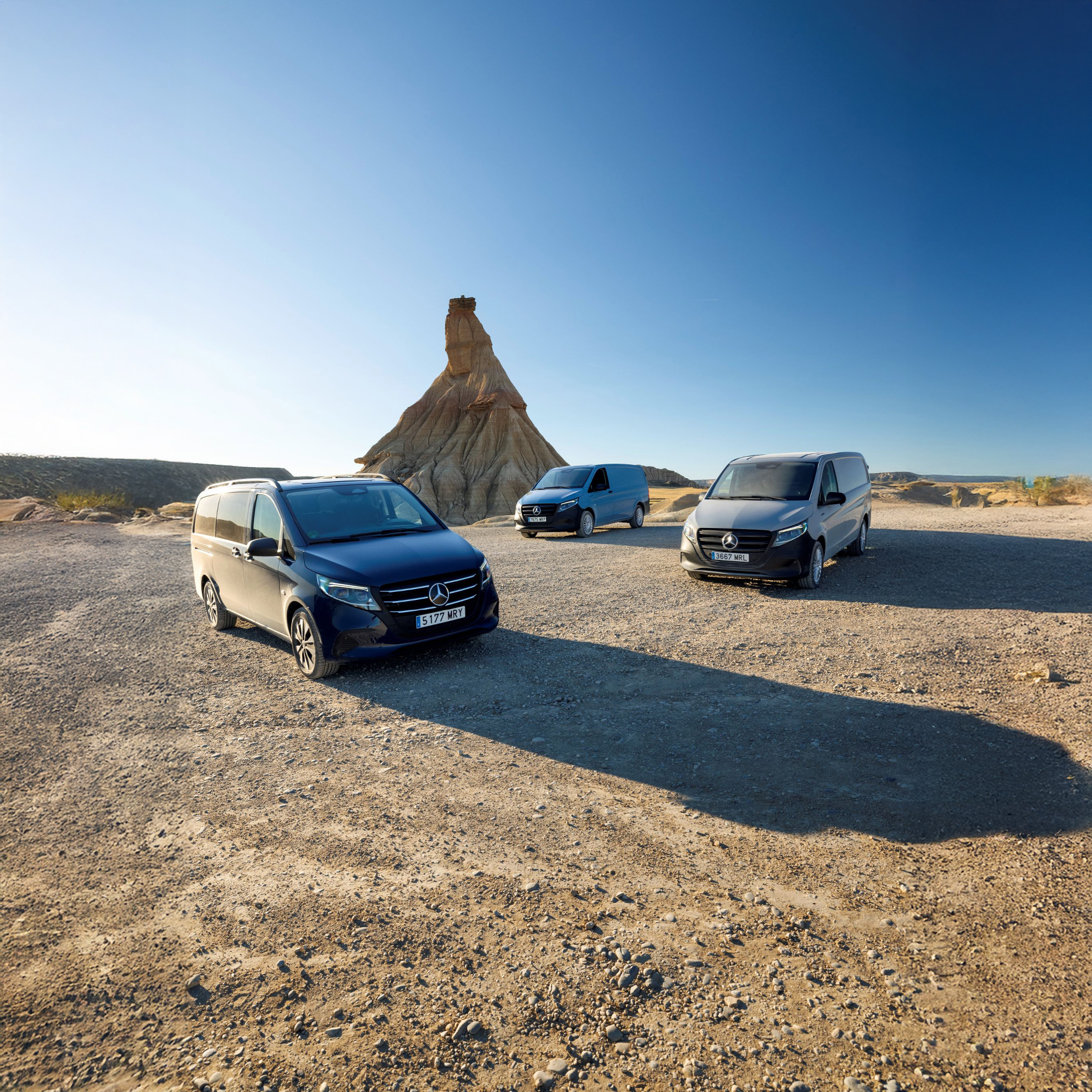 Vito | Mercedes-Benz Transporter Drei Mercedes-Benz Vitos stehen inmitten einer Wüste.
