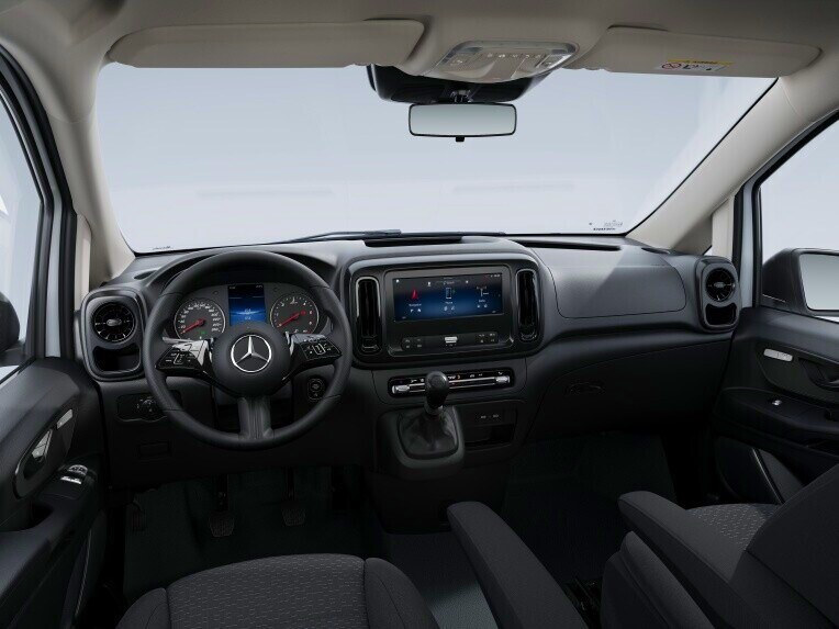 Das Cockpit aus der Fahrerperspektive mit der Line BASE im Vito Mixto von Mercedes-Benz.