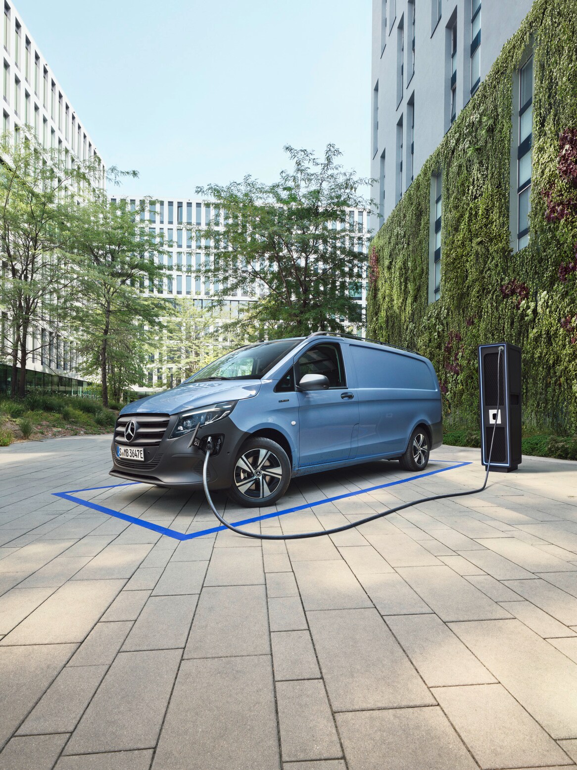 Der eVito Kastenwagen steht auf einem Parkplatz neben einer Ladestation.