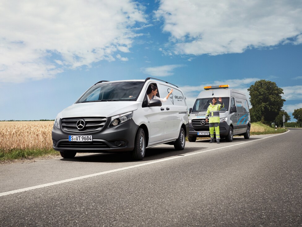 Der Mercedes-Benz Service24h hilft einem Transporter, der am Straßenrand liegengeblieben ist.