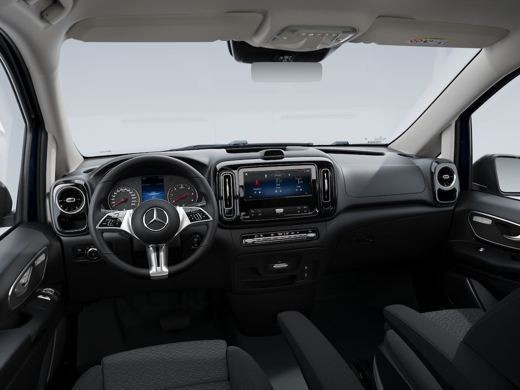 Der dunkel gehaltene Fahrerraum des Vito Kastenwagens von Mercedes-Benz mit Touchscreen.