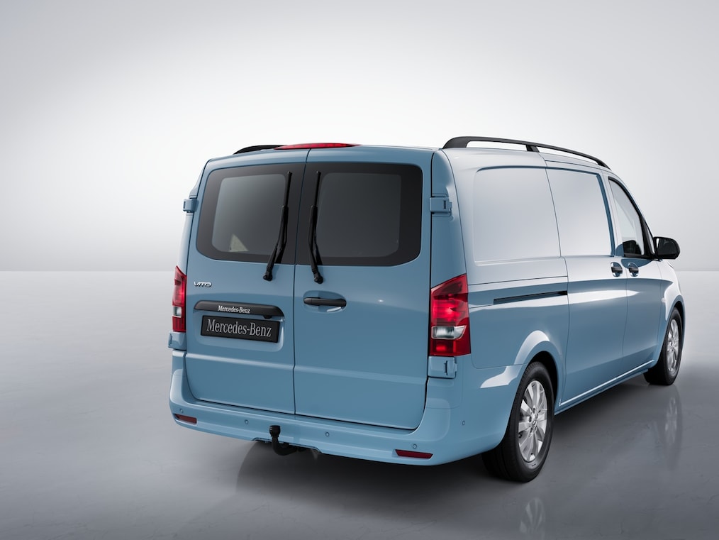 Das Heck eines hellblauen Vito Kastenwagens von Mercedes-Benz mit Anhängerkupplung.