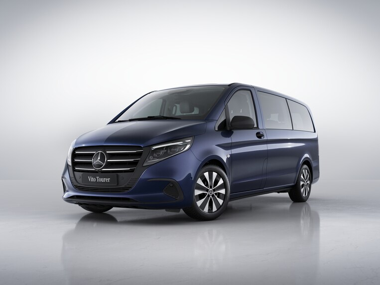Der Vito Tourer in einer seitlichen Frontansicht mit der Line SELECT in einer hellen Studioumgebung.