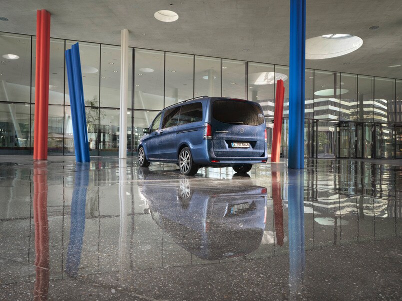 Der Mercedes-Benz Vito Tourer aus der Heckperspektive.