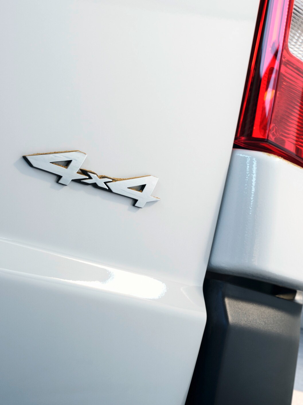 Eine Detailansicht der 4x4-Plakette auf der rechten Seite der Hecktür des Vito Tourers.