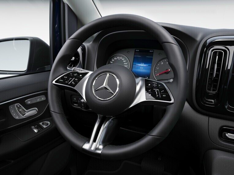 Das Cockpit mit Blick auf das Lenkrad im Vito Tourer von Mercedes-Benz.